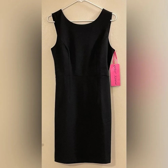 BETSEY JOHNSON Back Cutout Sheath Dress‎ in Black - Picture 4 of 8